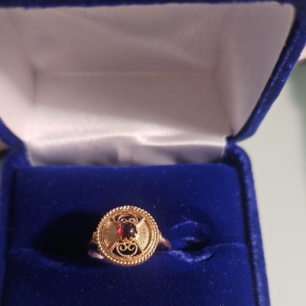 Elegant Gold Ring with Red Gemstone